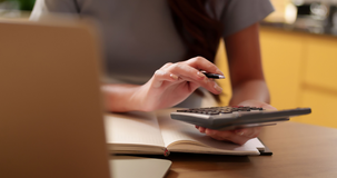 Dall'assegno di inclusione al bonus bollette, sostegni senza limiti per le donne vittime di violenza