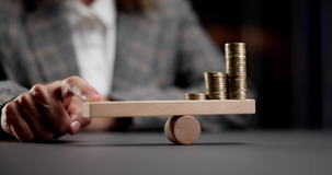 Il lavoro di cura delle donne è invisibile, ma vale 10 Leggi di Bilancio